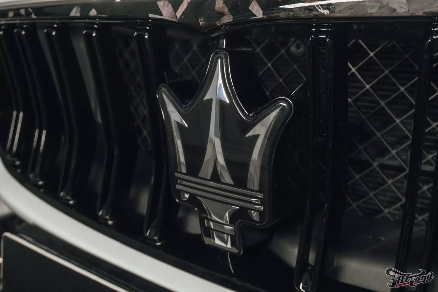 Замена бампера, доработка карбона и другие работы на Maserati Ghibli